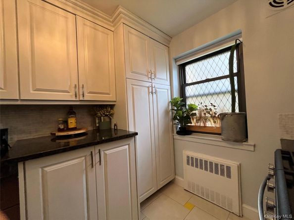 75 knightsbridge Road 1B, Great Neck NY 11021