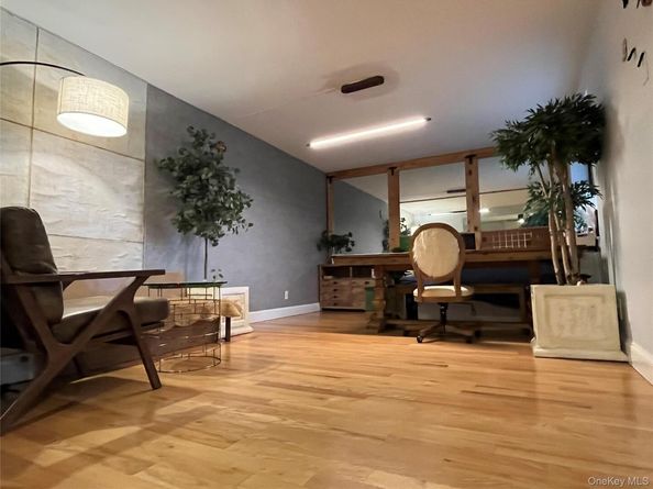 75 knightsbridge Road 1B, Great Neck NY 11021