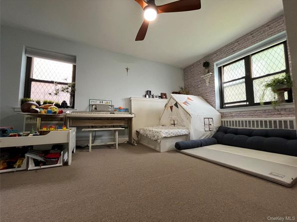 75 knightsbridge Road 1B, Great Neck NY 11021