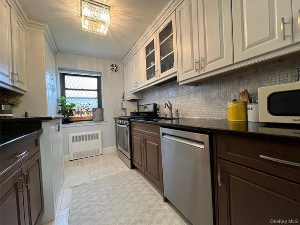 75 knightsbridge Road 1B, Great Neck NY 11021