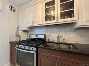 75 knightsbridge Road 1B, Great Neck NY 11021