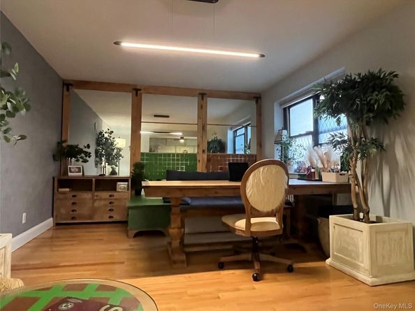 75 knightsbridge Road 1B, Great Neck NY 11021