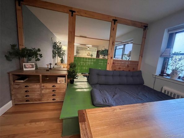 75 knightsbridge Road 1B, Great Neck NY 11021