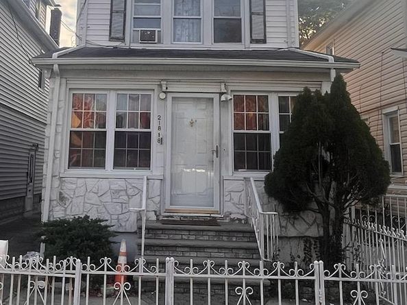 21818 118th Avenue, Cambria Heights NY 11411