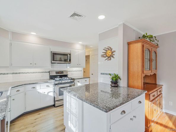 12 Harbor Beach Road, Miller Place NY 11764