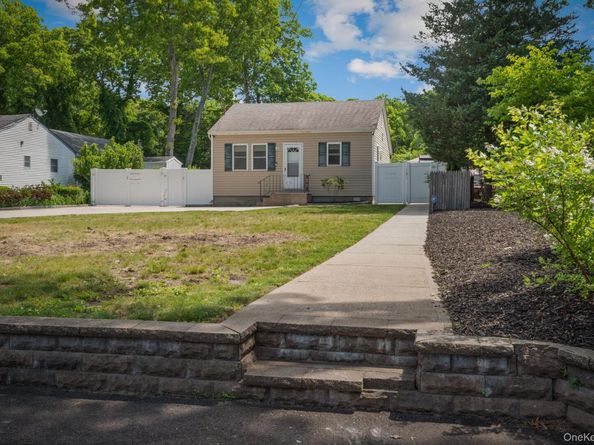 289 Magnolia Drive, Selden NY 11784
