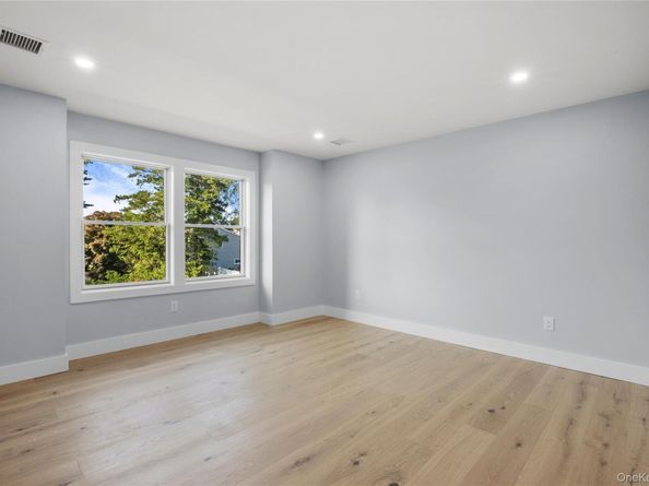 10 Crown Lane, Westbury NY 11590