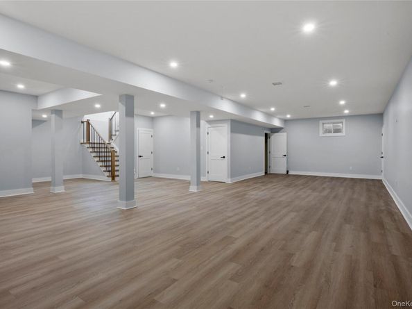 10 Crown Lane, Westbury NY 11590