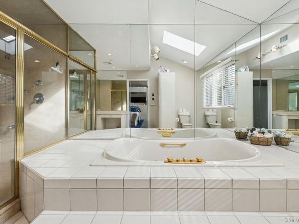 987 S End, Woodmere NY 11598