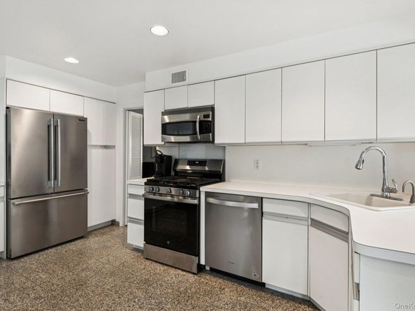 987 S End, Woodmere NY 11598