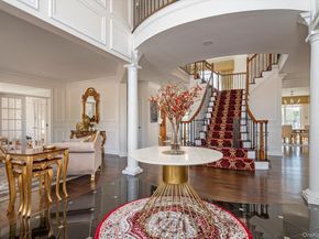 26 Legends Circle, Melville NY 11747