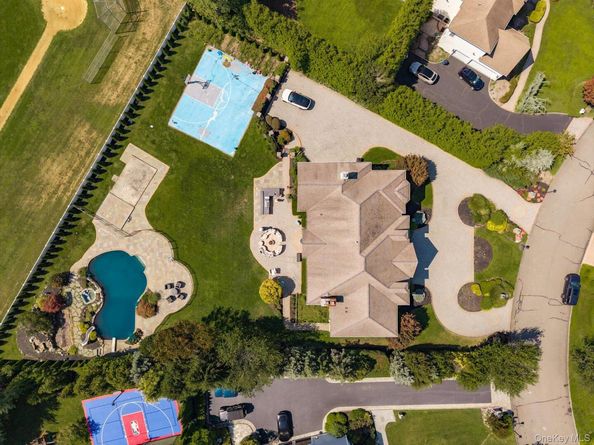 26 Legends Circle, Melville NY 11747