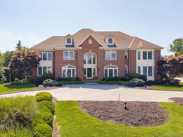26 Legends Circle, Melville NY 11747