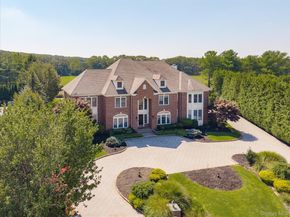26 Legends Circle, Melville NY 11747