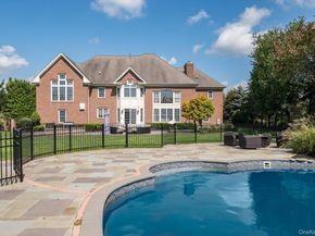 26 Legends Circle, Melville NY 11747