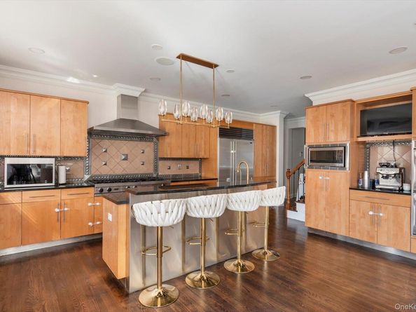 26 Legends Circle, Melville NY 11747