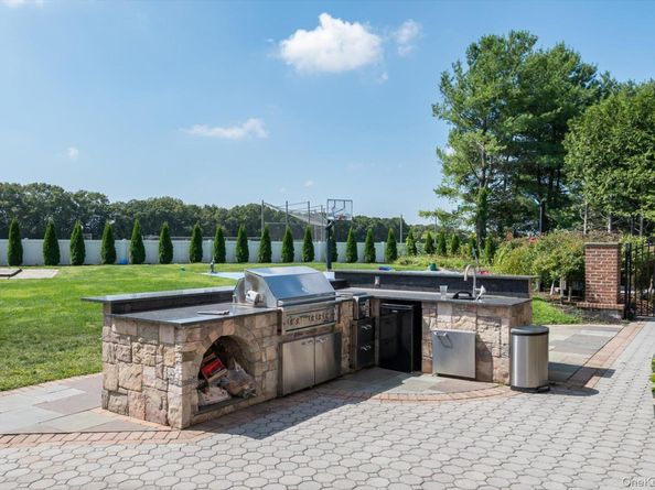 26 Legends Circle, Melville NY 11747