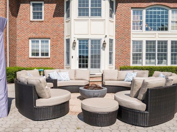 26 Legends Circle, Melville NY 11747