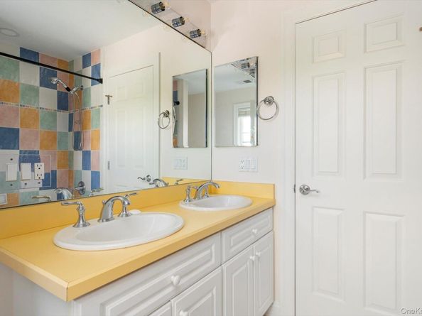 26 Legends Circle, Melville NY 11747