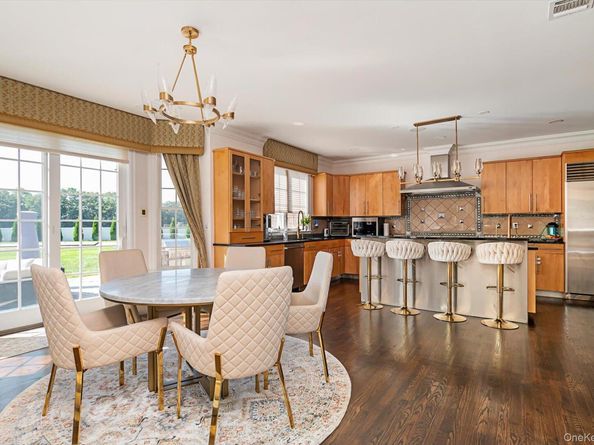26 Legends Circle, Melville NY 11747