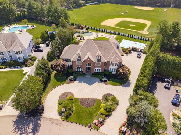 26 Legends Circle, Melville NY 11747