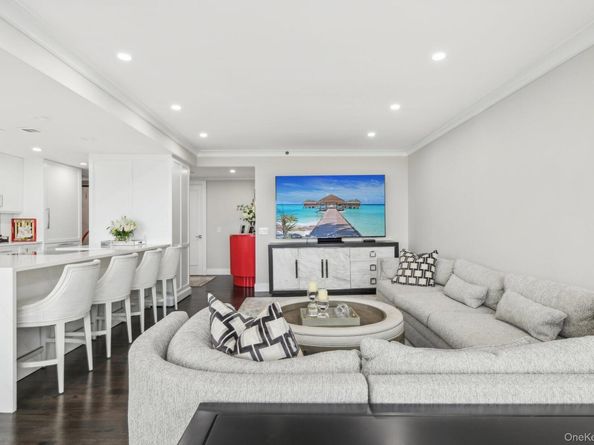 100 Hilton Avenue 901, Garden City NY 11530