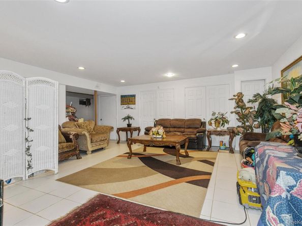 5 Naomi Court, Melville NY 11747