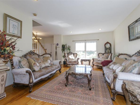 5 Naomi Court, Melville NY 11747