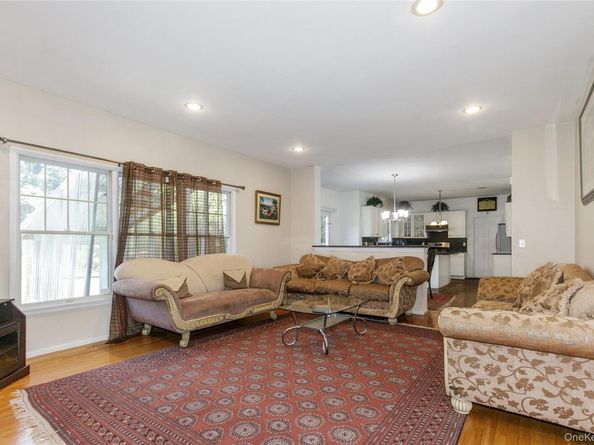 5 Naomi Court, Melville NY 11747
