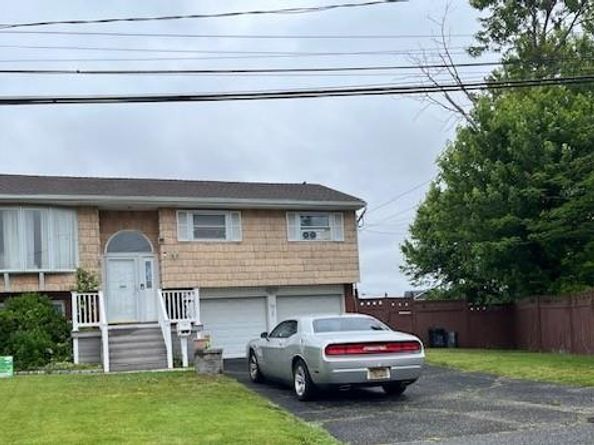 10 Pine Place, Lindenhurst NY 11757