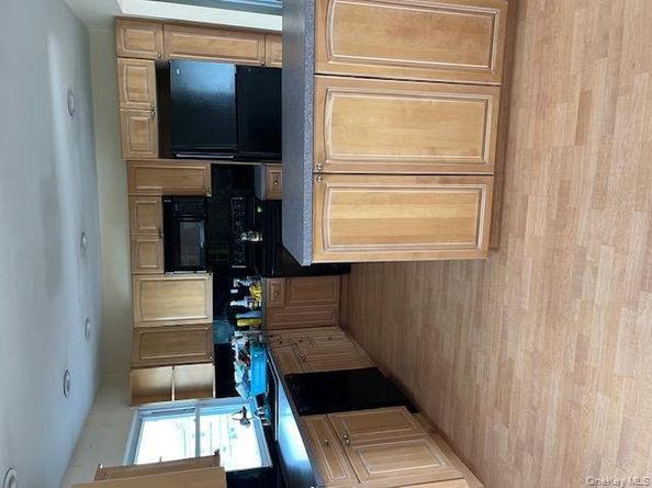 10 Pine Place, Lindenhurst NY 11757