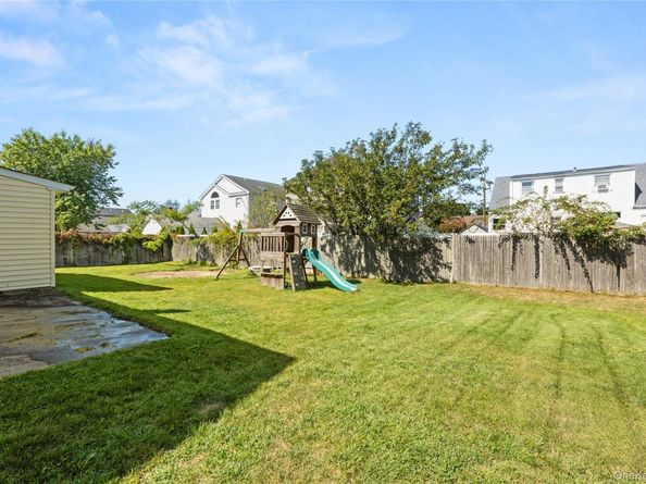 10 Pine Place, Lindenhurst NY 11757