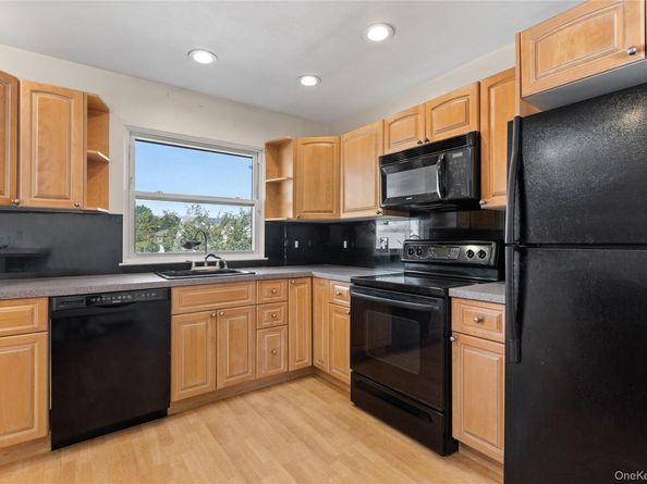 10 Pine Place, Lindenhurst NY 11757