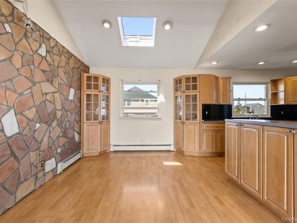 10 Pine Place, Lindenhurst NY 11757