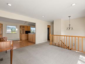 10 Pine Place, Lindenhurst NY 11757