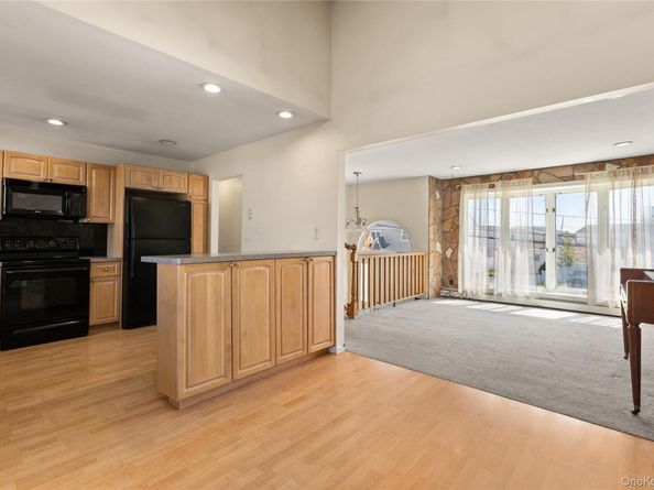 10 Pine Place, Lindenhurst NY 11757
