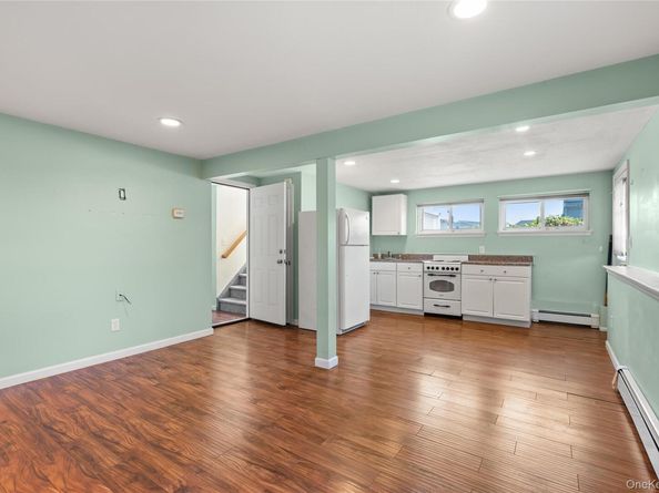 10 Pine Place, Lindenhurst NY 11757
