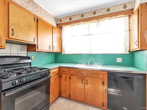 21 Carter Court, Lynbrook NY 11563