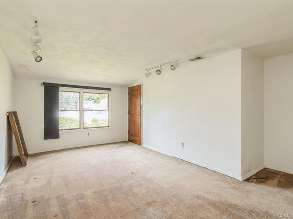 10 Royal Drive, Coram NY 11727