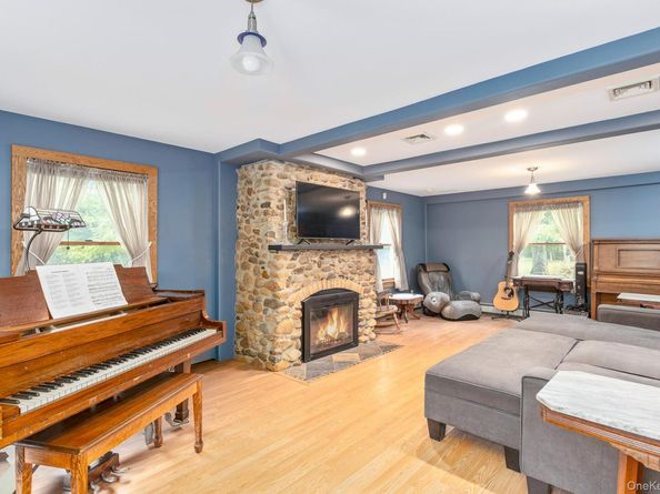 127 North Street, Manorville NY 11949