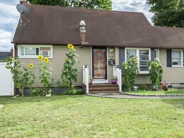 60 32nd Street, Copiague NY 11726