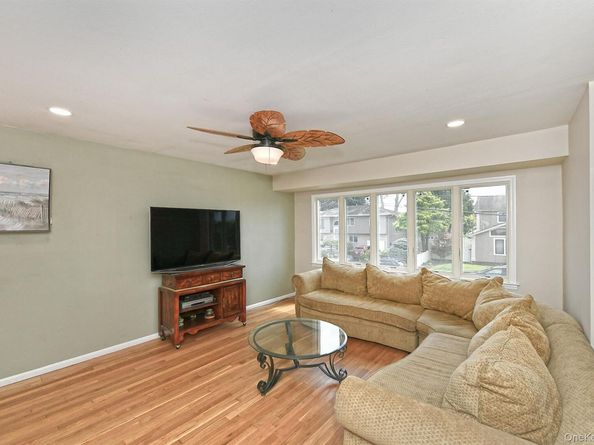 17 Regent Street, Hicksville NY 11801