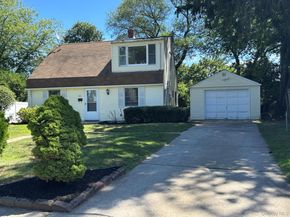 122 Old Oak Lane, Levittown NY 11756