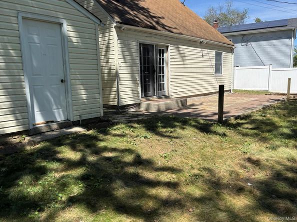 122 Old Oak Lane, Levittown NY 11756