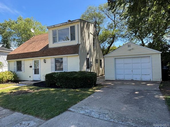 122 Old Oak Lane, Levittown NY 11756