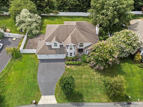 23 Island Trail, Mount Sinai NY 11766