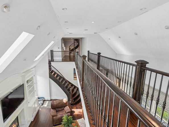 3 The Brae, Woodbury NY 11797