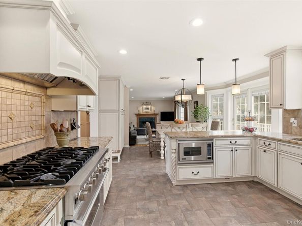 22 Knott Drive, Glen Cove NY 11542