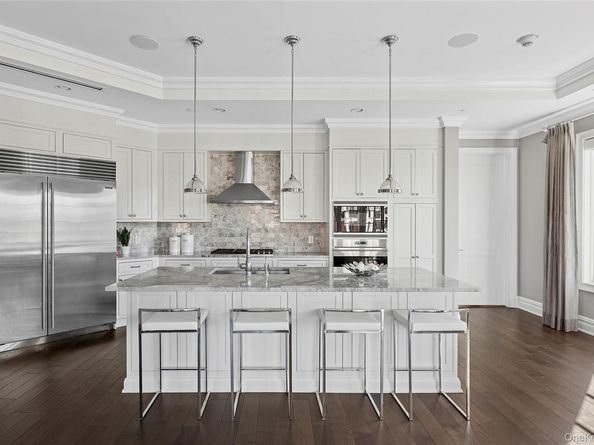 1000 Royal Court 1207, North Hills NY 11040