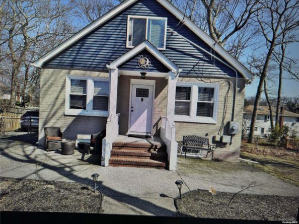 53 W 8th Street, Ronkonkoma NY 11779